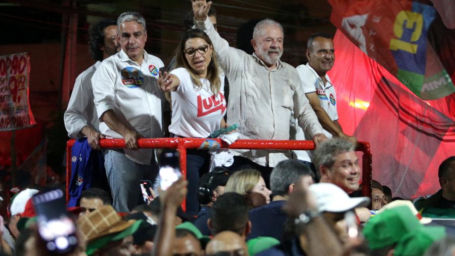 11.out.2022 - Lula (PT) em caminhada em Belford Roxo, na Baixada Fluminense - PEDRO KIRILOS/ESTADÃO CONTEÚDO