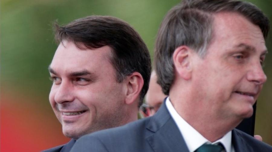 O senador Flávio Bolsonaro com o pai, Jair Bolsonaro, em Brasília; caso da "rachadinha" tem sido lembrado durante disputa eleitoral - REUTERS