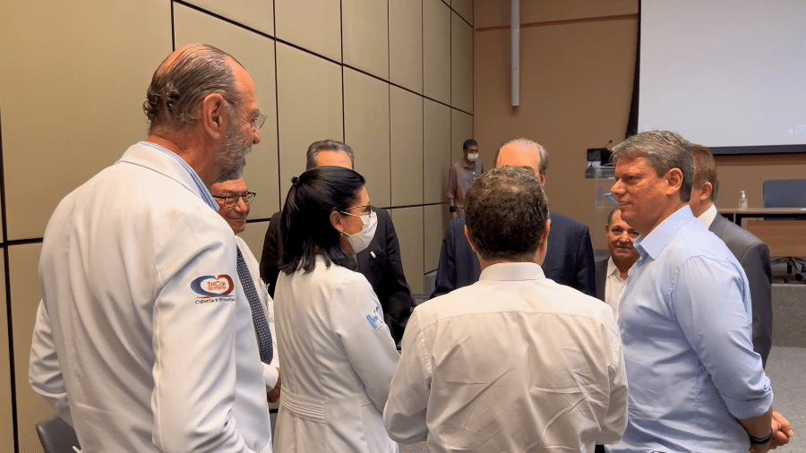 Tarcísio conversa com médicos em visita ao Hospital das Clínicas; agenda tem focado na capital  - Divulgação/campanha