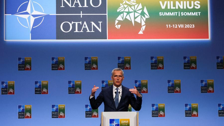 10.jul.23 - O secretário-geral da OTAN, Jens Stoltenberg, fala à imprensa, na véspera de uma cúpula da OTAN, em Vilnius, Lituânia