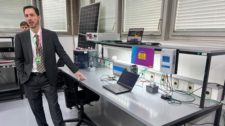 Conjunto formado por modem de internet via satélite, roteador Wi-Fi e placa fotovoltaica usada para conectar escolas públicas remotas é apresentada por Frederico Sigrist Nava, diretor de Tecnologias e Novos Produtos do CPQD.