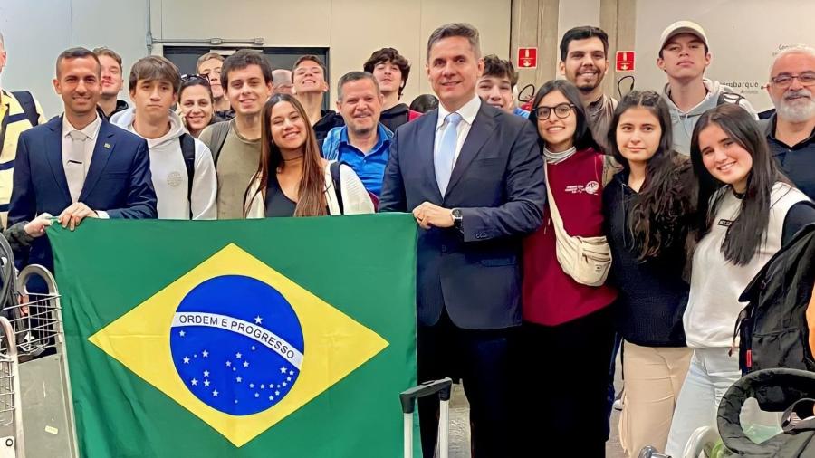Quarto voo com brasileiros repatriados de Israel chegou neste sábado (14) ao Rio de Janeiro