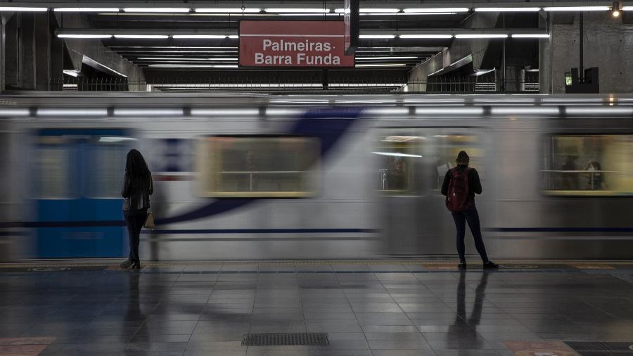 Passageiros na estação de metrô Barra Funda