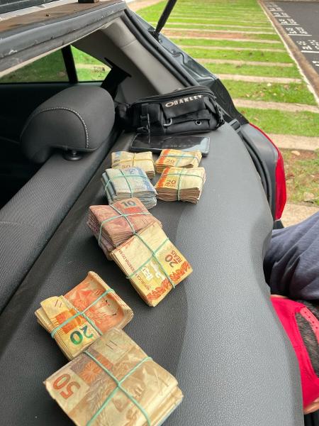 Dinheiro apreendido com a dupla presa, segundo a Polícia Militar