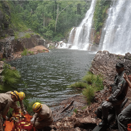 Bombeiros retiram corpo de turista morto em cachoeira na Chapada dos Veadeiros, em Goiás
