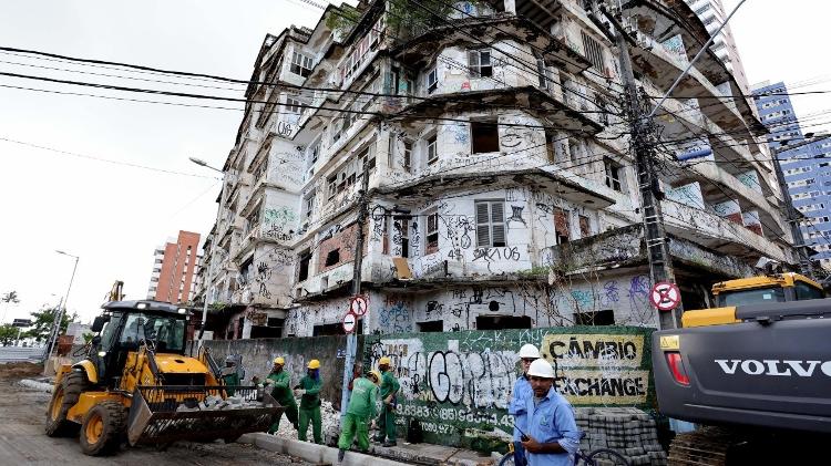 Escoramento marca início do processo de demolição do antigo Iracema Plaza em Fortaleza