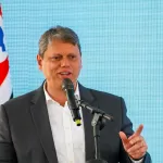 Tarcísio decide pagar bônus de R$ 500 milhões para policiais em meio a disputa na segurança