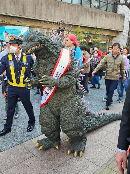 Godzilla com a faixa de chefe de polícia