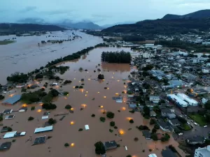 Nível do Taquari sobe 6 metros em 24h e supera cota de inundação no RS