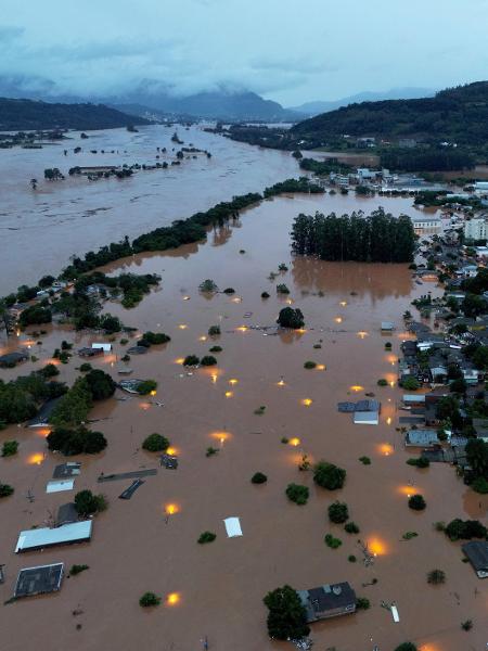 Vista de drone da área alagada próxima ao rio Taquari durante fortes chuvas na cidade de Encantado no Rio Grande do Sul - Diego Vara / Reuters
