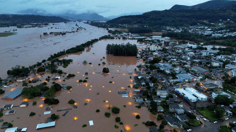 Vista de drone da área alagada próxima ao rio Taquari durante fortes chuvas na cidade de Encantado (RS), em 1º de maio de 2024