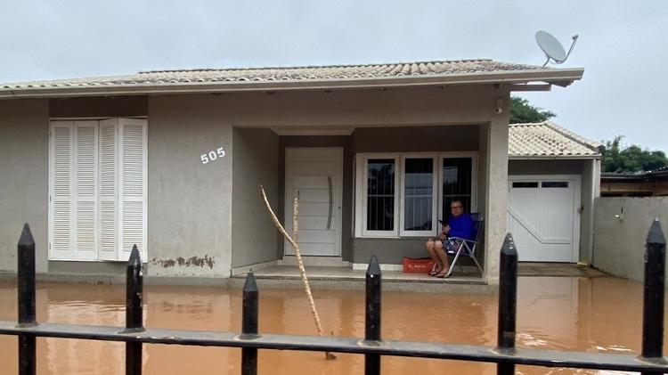 Houve quem decidiu ficar nos imóveis, mesmo com a inundação em São Sebastião do Caí