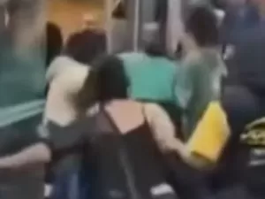 Vídeo mostra briga generalizada entre mulheres em lanchonete de MG; veja