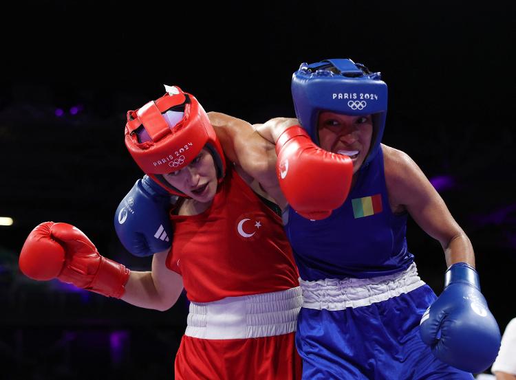 Esra Yildiz Kahraman, da Turquia (esq) e Marine Camara, de Mali (dir), durante confronto preliminar na categoria 57kg, vencido pela turca