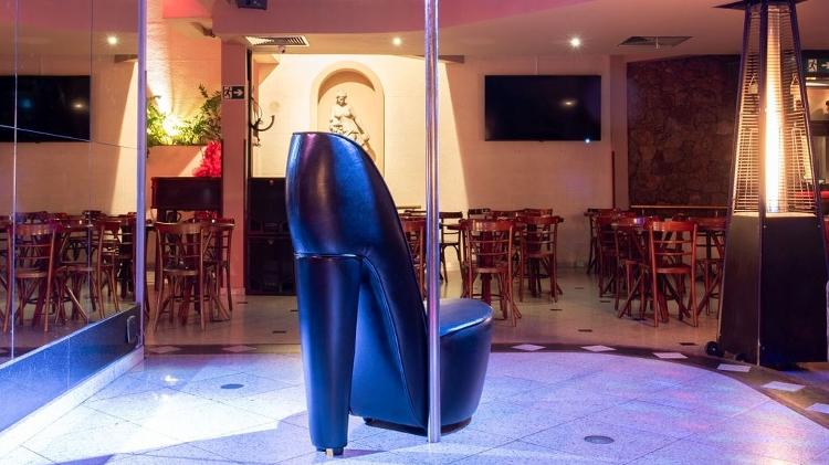 Um dos lounges abriga espetáculos de pole dancing, para deleite dos frequentadores