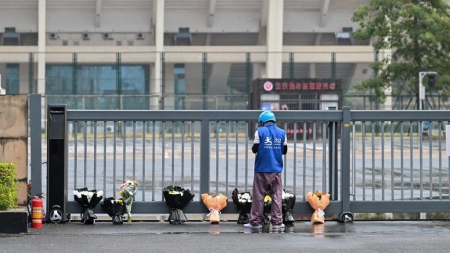 Homenagem feita por moradores a vítimas de atropelamento em massa em centro esportivo na China foi varrida do local, segundo testemunhas