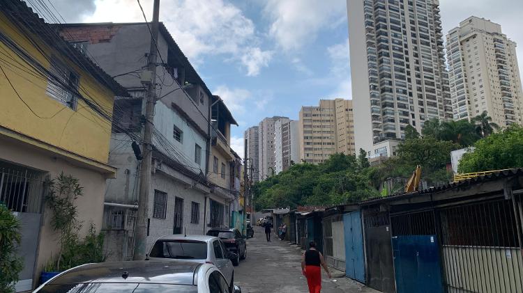 Entrada da favela Sousa Ramos, ao lado de condomínios da Vila Mariana