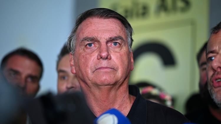 O ex-presidente Jair Bolsonaro fala com repórteres no aeroporto de Brasília após indiciamento pela PF