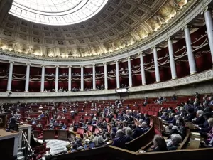 Parlamentares de esquerda e de direita se articulam para derrubar premiê francês