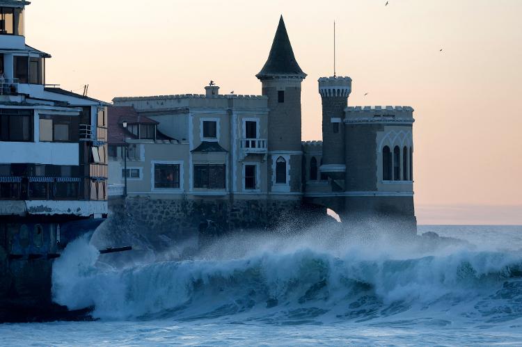 28.dez.2024 - Fortes ondas gigantes são vistas em Viña del Mar, Chile. O país emitiu um alerta preventivo antecipado devido ao desenvolvimento de ondas anormais na borda costeira continental do Chile.