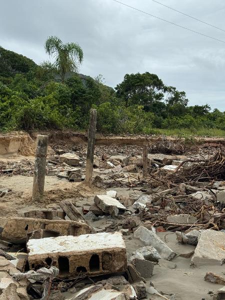 Área destruída pelo avanço da maré Área destruída pelo avanço da maré