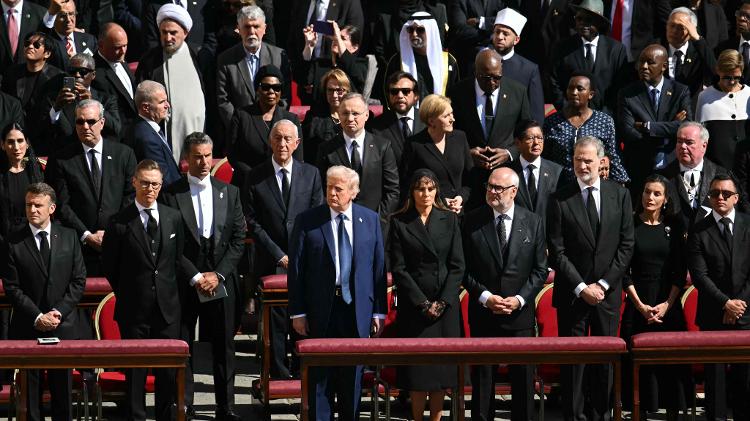O presidente dos EUA Donald Trump e a primeira-dama, Melania Trump, entre Emmanuel Macron, da França, e o presidente da Finlâdia Alexander Stubb no funeral do papa O presidente dos EUA Donald Trump e a primeira-dama, Melania Trump, entre Emmanuel Macron, da França, e o presidente da Finlâdia Alexander Stubb no funeral do papa