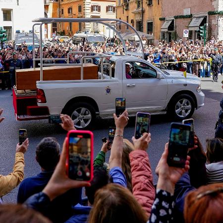 Público acompanha passagem do caixão do papa Francisco Público acompanha passagem do caixão do papa Francisco
