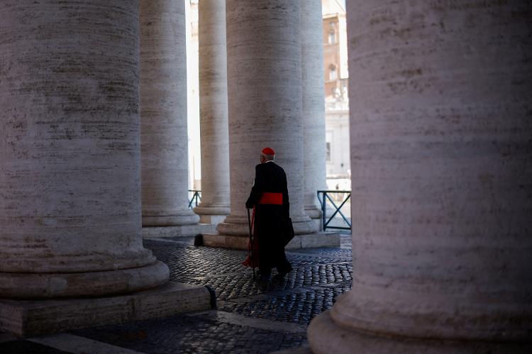 Um padre caminha na Praça de São Pedro, antes da missa de corpo presente do Papa Francisco, no Vaticano, em 26 de abril de 2025 Um padre caminha na Praça de São Pedro, antes da missa de corpo presente do Papa Francisco, no Vaticano, em 26 de abril de 2025