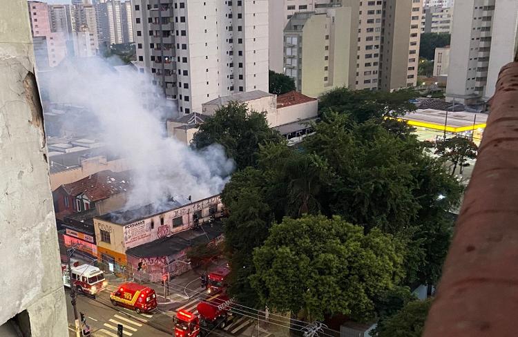 Incêndio na fase de rescaldo na Avenida Angélica Incêndio na fase de rescaldo na Avenida Angélica