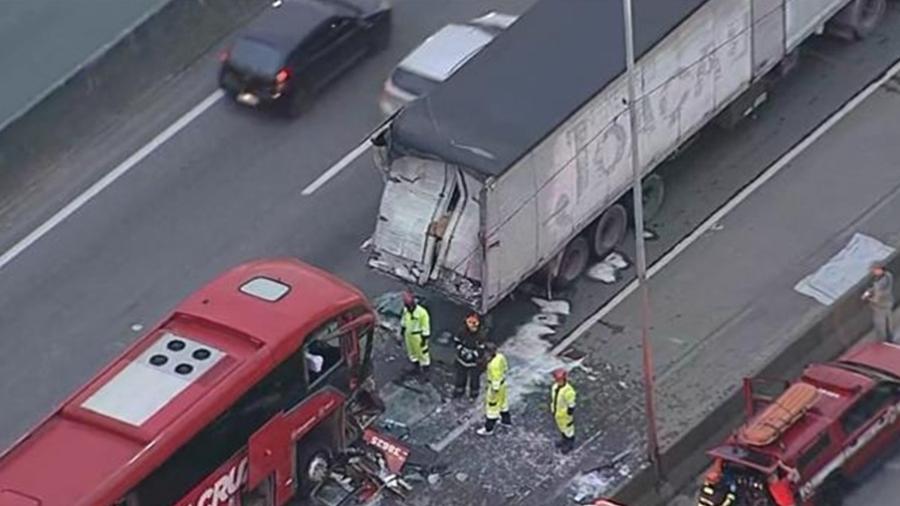 Acidente com ônibus deixa um morto e seis feridos na Fernão Dias, em SP