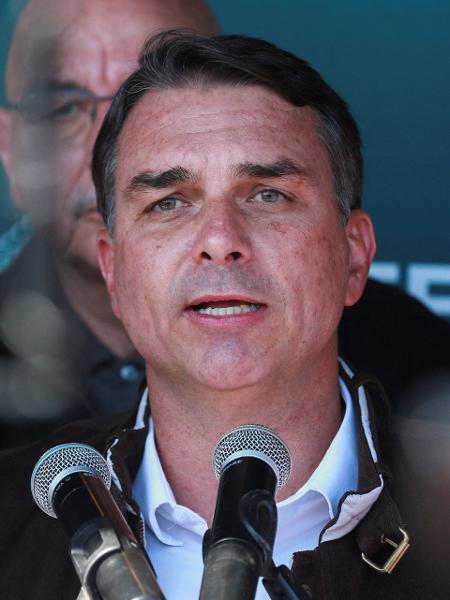 flavio-bolsonaro-faz-campanha-eleitoral-em-esteio-no-rio-grande-do-sul2-de-setembro-de-2026-reutersdiego-vara-1788800671742_v2_450x600 STF abre investigação contra Flávio Bolsonaro por financiamento de filme; entenda o caso Dark Horse