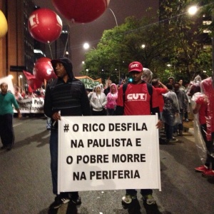 Manifestantes chegam à avenida Paulista - Márcio Neves