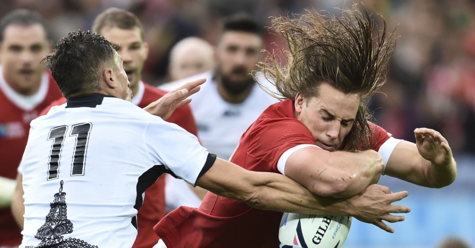 06.out.2015 - Jogadores disputam bola em partida de rugby entre Romênia e Canadá, na Copa do Mundo 2015, em Leicester, no Reino Unido