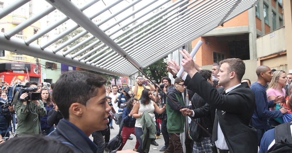 24.out.2015 - Candidatos correm para entrar na Uninove Barra Funda, zona oeste da capital paulista, para fazer o primeiro dia de provas do Enem (Exame Nacional do Ensino Médio)