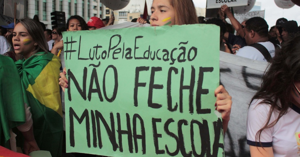 29.out.2015 - Estudantes, professores e centrais sindicais protestam contra o governador Geraldo Alckmin (PSDB) e a reforma escolar na rede estadual, que fechará 94 escolas, no vão livre do Masp (Museu de Arte de São Paulo), na Avenida Paulista, em São Paulo, nesta quinta- feira (29)