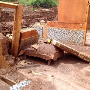 Cama ficou embaixo dos escombros de uma casa após o distrito de Pacaratu, em Mariana (MG), ser atingido pela lama da barragem - Carlos Eduardo Cherem/UOL