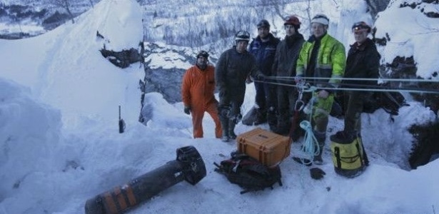 A equipe completa de resgate tinha 27 pessoas - algumas delas aparecem na imagem - BBC - BBC