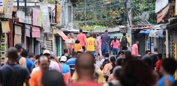 Moradores observam entrada da favela do Jacarezinho durante tiroteio na segunda (14) - Jotta de Mattos/Photo Press/Estadão Conteúdo