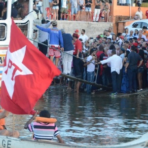 22.ago.2017 - Ex-presidente Lula chega a Penedo (AL) de barco pelo rio São Francisco - Beto Macário/UOL - Beto Macário/UOL