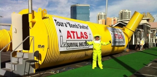 Ron Hubbard, diante de um modelo de bunker vendido por sua empresa, a Atlas Survival Shelters - Divulgação