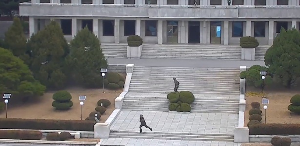 A imagem capturada de um trecho do vídeo divulgado pelo Comando das Nações Unidas, mostra um momento em que membros do exército norte-coreanos estão correndo atrás do soldado norte-coreano que fugiu para a Coreia do Sul - AFP PHOTO / UNITED NATIONS COMMAND (UNC)