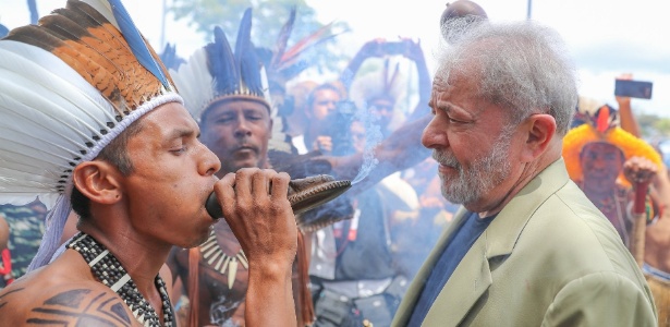 Lula encontrou índios no Fórum Social Mundial, em Salvador