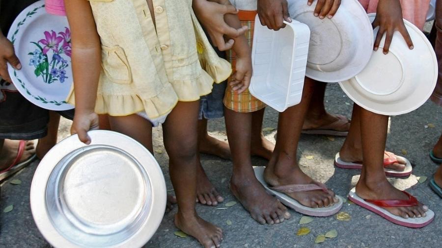 fome; miséria; pobreza; faminto; prato vazio; fila; espera; comida; campo de refugiados - William West/AFP