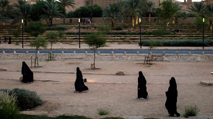 Mulheres caminham pela praça Al Bujairi em Riad, na Arábia Saudita - Tasneem Alsultan/The New York Times