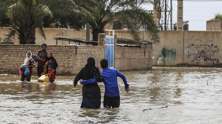 31.mar.2019 - Uma família iraniana atravessa uma rua inundada em uma aldeia ao redor da cidade de Ahvaz, na província de Khuzestan, no Irã - Mehdi Pedramkhoo/Tasnim News/AFP