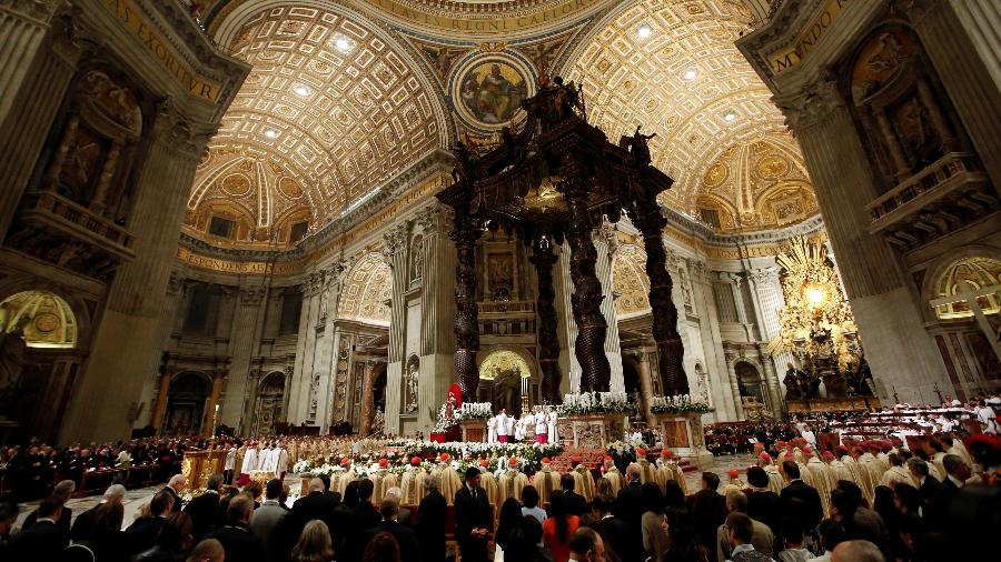 20.abr.2019 - Fiéis acompanham missa durante a Vigília de Páscoa comandada pelo papa Francisco na Basílica de São Pedro - Remo Casilli/Reuters