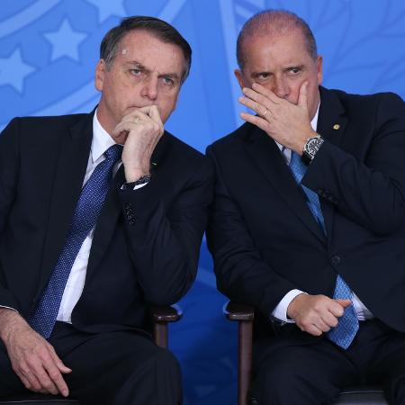 O Presidente Jair Bolsonaro conversa com o ministro da Casa Civil Onyx Lorenzoni - Andre Coelho/Folhapress