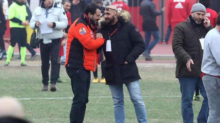 Matteo Salvini aperta a mão de Luca Lucci, chefe dos ultras preso - Matteo Bazzi/Ansa - Matteo Bazzi/Ansa