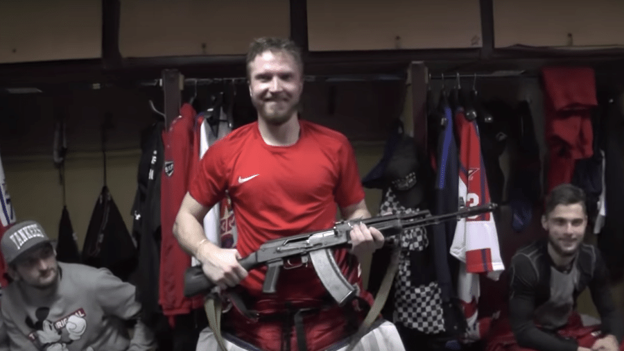 O goleiro Savely Kononov recebe um fuzil AK-47 após ser escolhido como melhor jogador da partida - Reprodução de vídeo