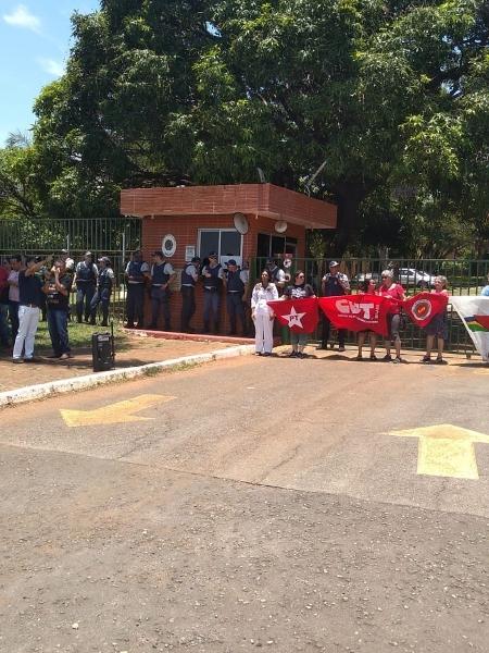 Militantes do PT, CUT e Central de Movimentos Populares cercam Embaixada da Venezuela - Eduardo Militão/UOL
